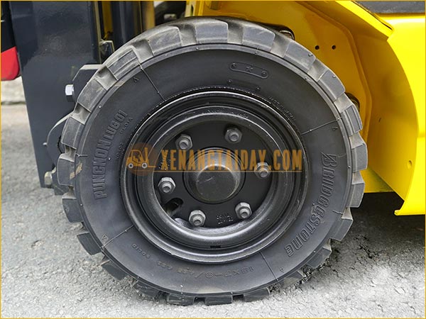 Xe nâng điện ngồi lái KOMATSU FB13M-12