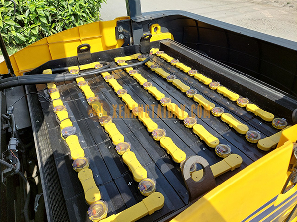 Xe nâng điện ngồi lái KOMATSU FB25-12