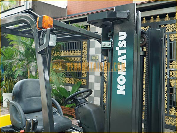 Xe nâng điện ngồi lái KOMATSU FB15-12