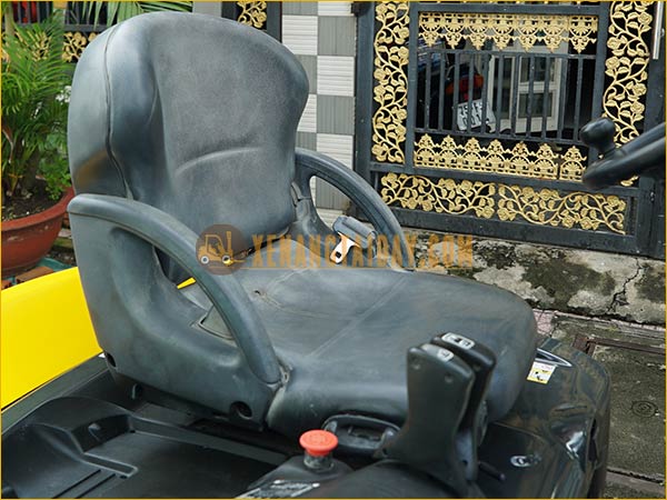Xe nâng điện ngồi lái KOMATSU FB15-12