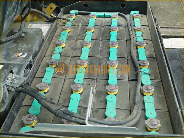 Xe nâng điện ngồi lái KOMATSU FB15-12