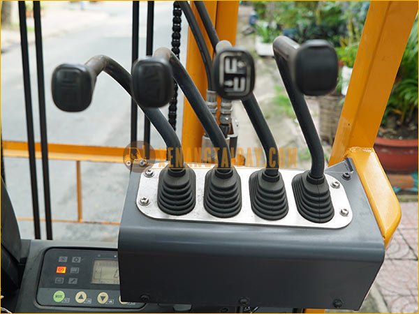 Xe nâng điện ngồi lái KOMATSU FB15-12