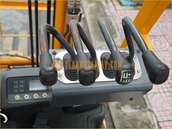 Xe nâng điện ngồi lái KOMATSU FB15-12
