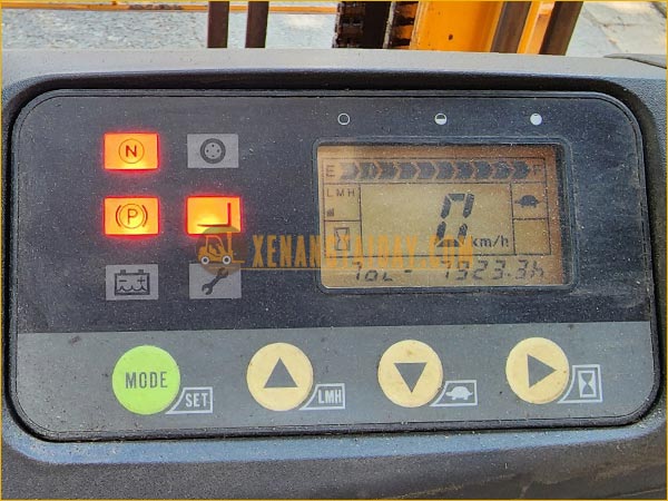 Xe nâng điện ngồi lái KOMATSU FB15-12