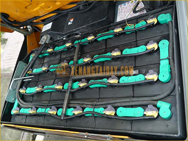 Xe nâng điện ngồi lái KOMATSU FB15-12