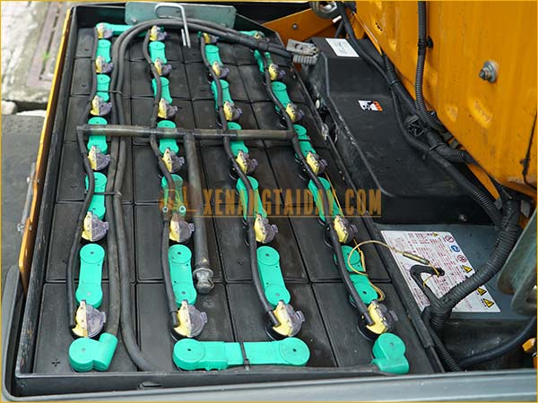 Xe nâng điện ngồi lái KOMATSU FB15-12