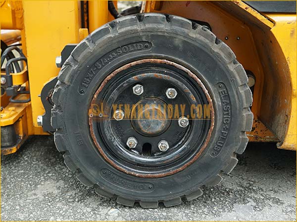 Xe nâng điện ngồi lái KOMATSU FB15-12