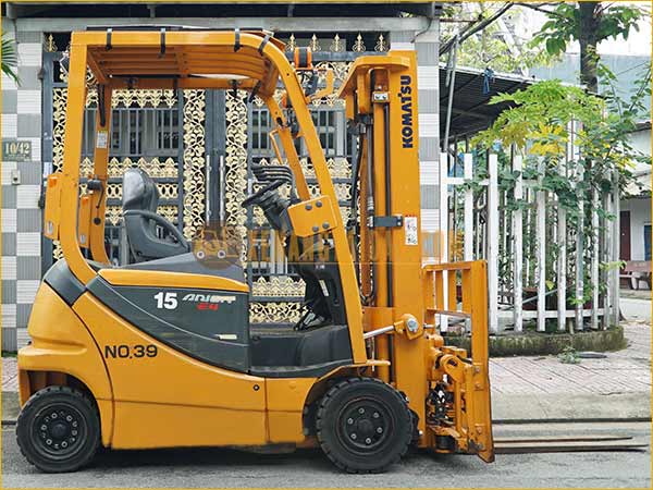 Xe nâng điện ngồi lái KOMATSU FB15-12