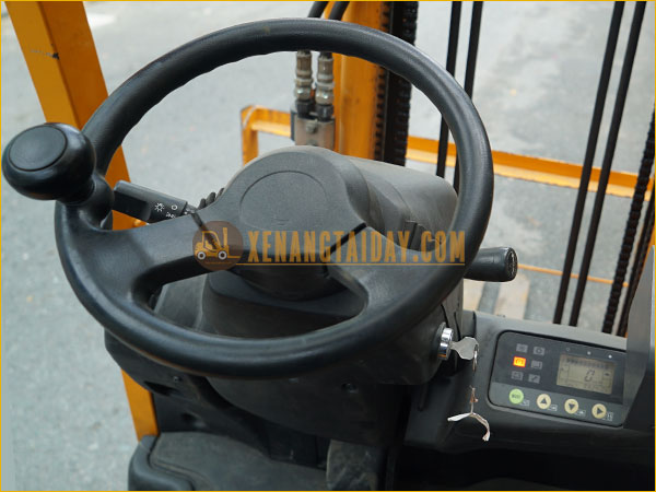 Xe nâng điện ngồi lái KOMATSU FB15-12