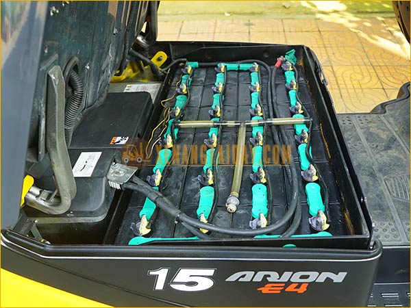Xe nâng điện ngồi lái KOMATSU FB15-12