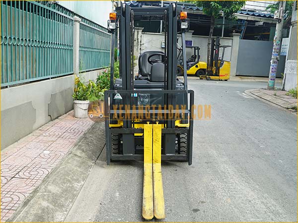 Xe nâng điện ngồi lái KOMATSU FB15-12