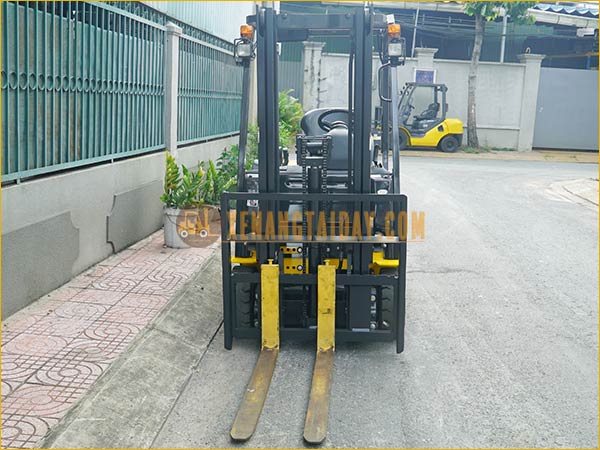 Xe nâng điện ngồi lái KOMATSU FB15-12