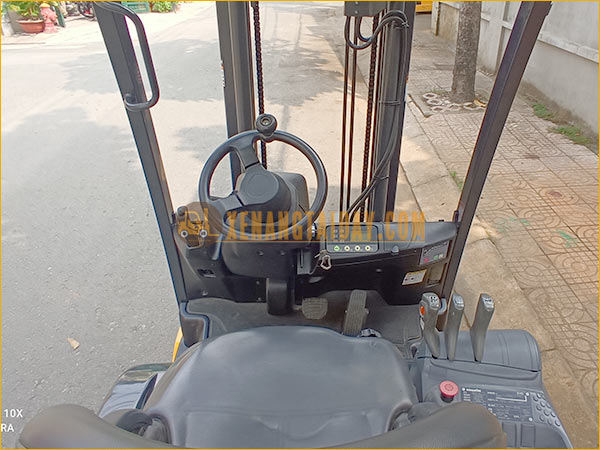 Xe nâng điện ngồi lái KOMATSU FB15-12