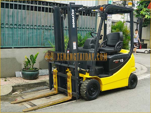 Xe nâng điện ngồi lái KOMATSU FB15-12