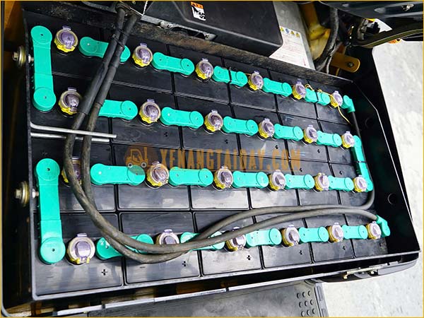 Xe nâng điện ngồi lái KOMATSU FB15-12