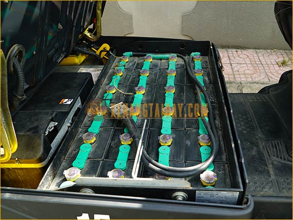 Xe nâng điện ngồi lái KOMATSU FB15-12
