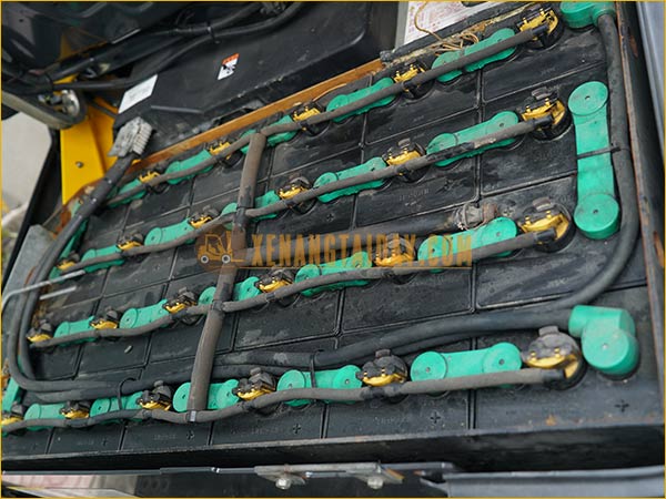 Xe nâng điện ngồi lái KOMATSU FB15-12