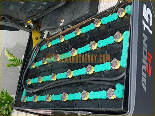 Xe nâng điện ngồi lái KOMATSU FB15-12