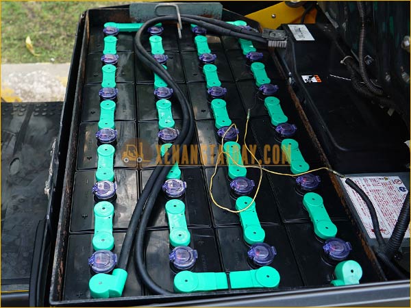 Xe nâng điện ngồi lái KOMATSU FB15-12