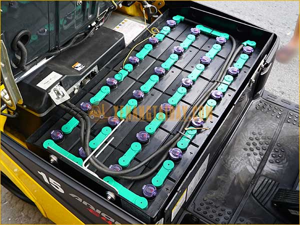 Xe nâng điện ngồi lái KOMATSU FB15-12