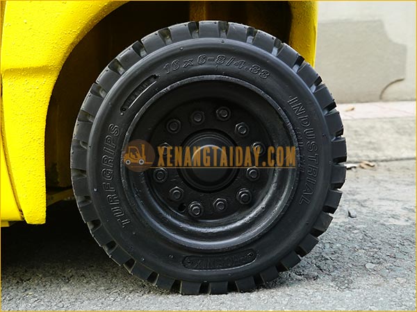 Xe nâng điện ngồi lái KOMATSU FB15-12