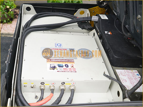 Xe nâng điện ngồi lái KOMATSU FB15-12 gắn pin lithum 48V - 400Ah PKGFF48400