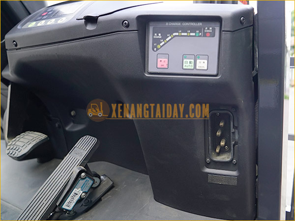 Xe nâng điện ngồi lái KOMATSU FB15M-12