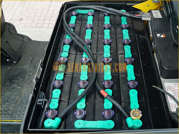 Xe nâng điện ngồi lái KOMATSU FB15M-12 gắn bình điện axít chì 48V - 468Ah LIFTTOP VTIL6