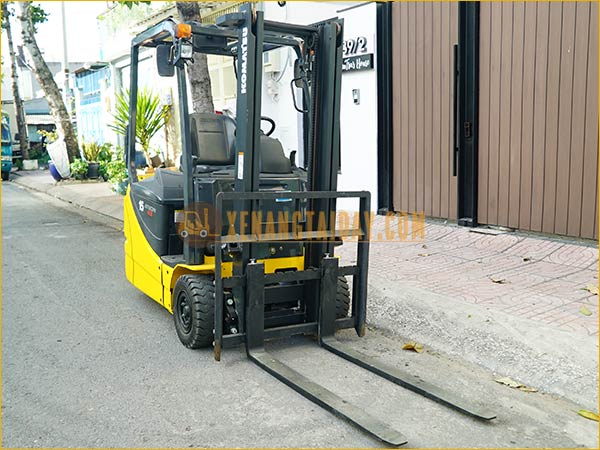 Xe nâng điện ngồi lái KOMATSU FB15M-12 gắn bình điện axít chì 48V - 468Ah LIFTTOP VTIL6