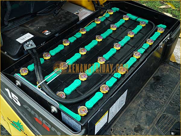 Xe nâng điện ngồi lái KOMATSU FB15M-12