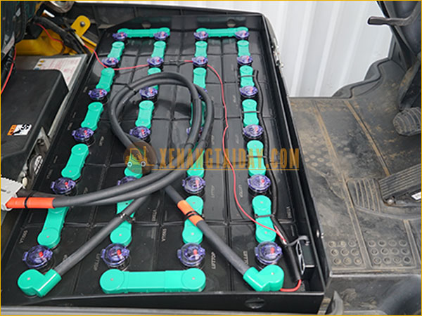 Xe nâng điện ngồi lái KOMATSU FB18-12