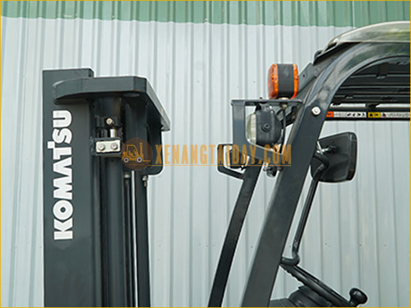 Xe nâng điện ngồi lái KOMATSU FB18-12