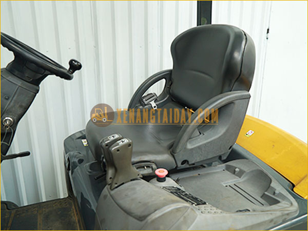 Xe nâng điện ngồi lái KOMATSU FB18-12