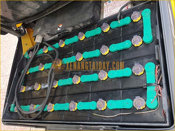 Xe nâng điện ngồi lái KOMATSU FB18-12