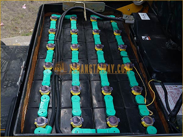 Xe nâng điện ngồi lái KOMATSU FB18-12