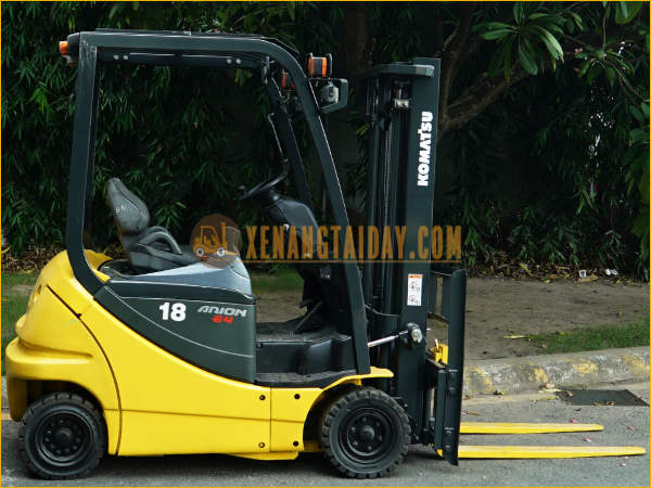 Xe nâng điện ngồi lái KOMATSU FB18-12