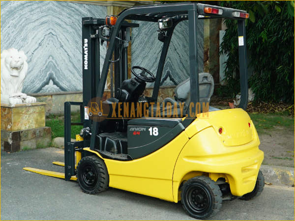 Xe nâng điện ngồi lái KOMATSU FB18-12