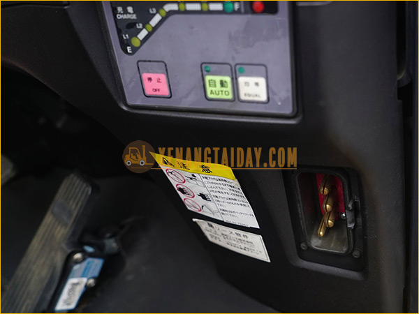 Xe nâng điện ngồi lái KOMATSU FB20A-12