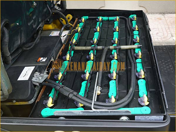 Xe nâng điện ngồi lái KOMATSU FB20A-12