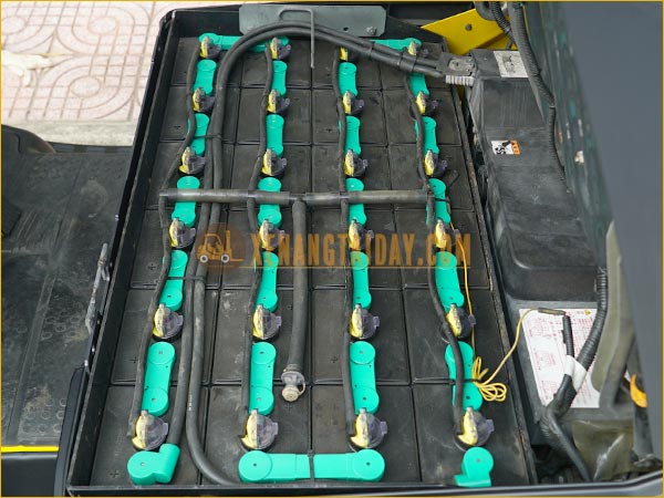 Xe nâng điện ngồi lái KOMATSU FB20A-12