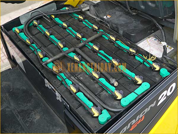 Xe nâng điện ngồi lái KOMATSU FB20A-12