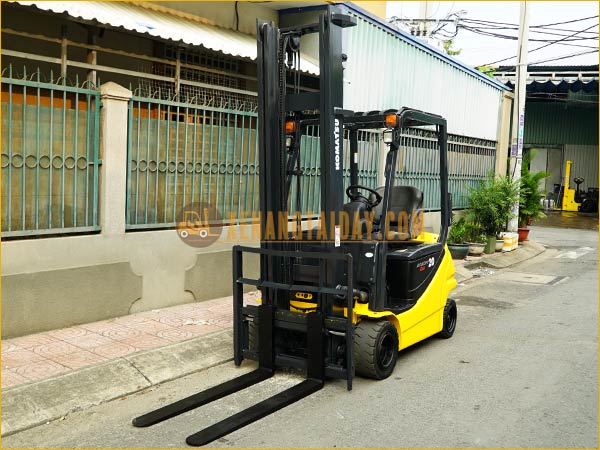 Xe nâng điện ngồi lái KOMATSU FB20A-12