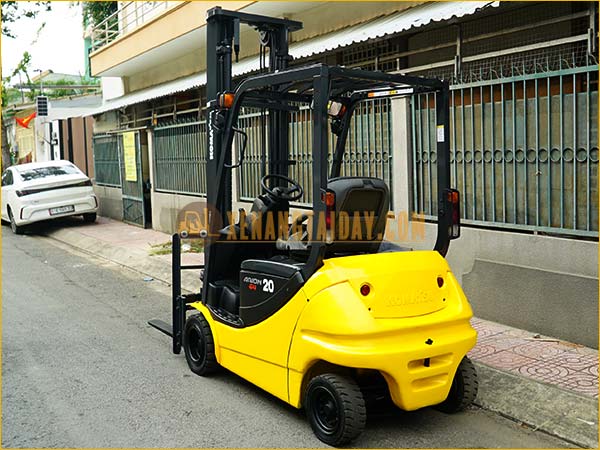 Xe nâng điện ngồi lái KOMATSU FB20A-12