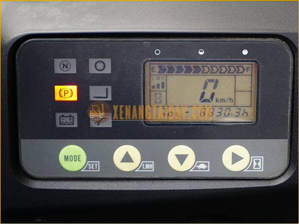 Xe nâng điện ngồi lái KOMATSU FB20A-12