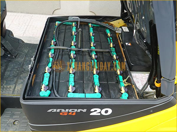 Xe nâng điện ngồi lái KOMATSU FB20AG-12