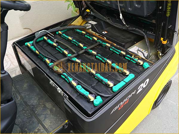 Xe nâng điện ngồi lái KOMATSU FB20AG-12