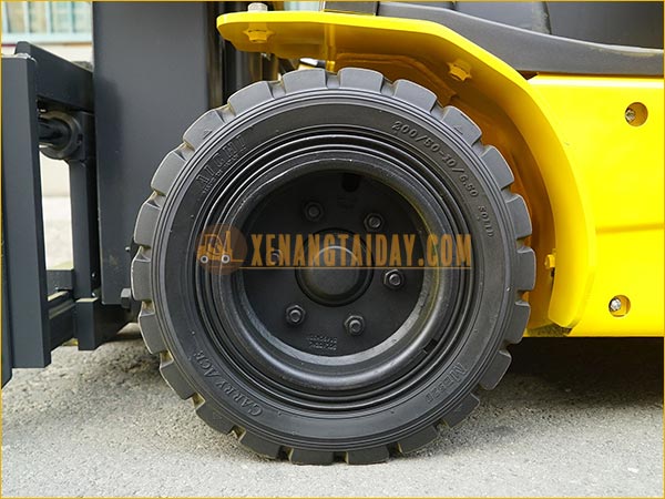 Xe nâng điện ngồi lái KOMATSU FB20AG-12