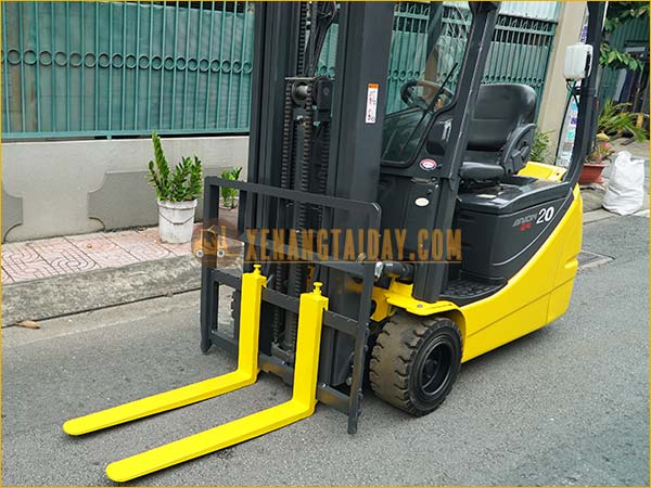 Xe nâng điện ngồi lái KOMATSU FB20M-12