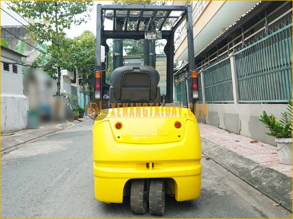 Xe nâng điện ngồi lái KOMATSU FB20M-12