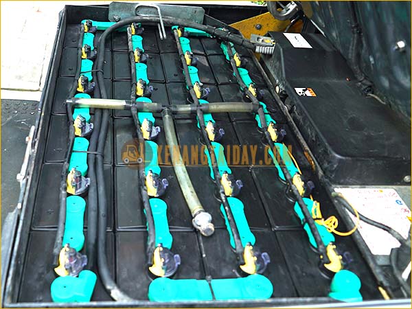 Xe nâng điện ngồi lái KOMATSU FB20M-12